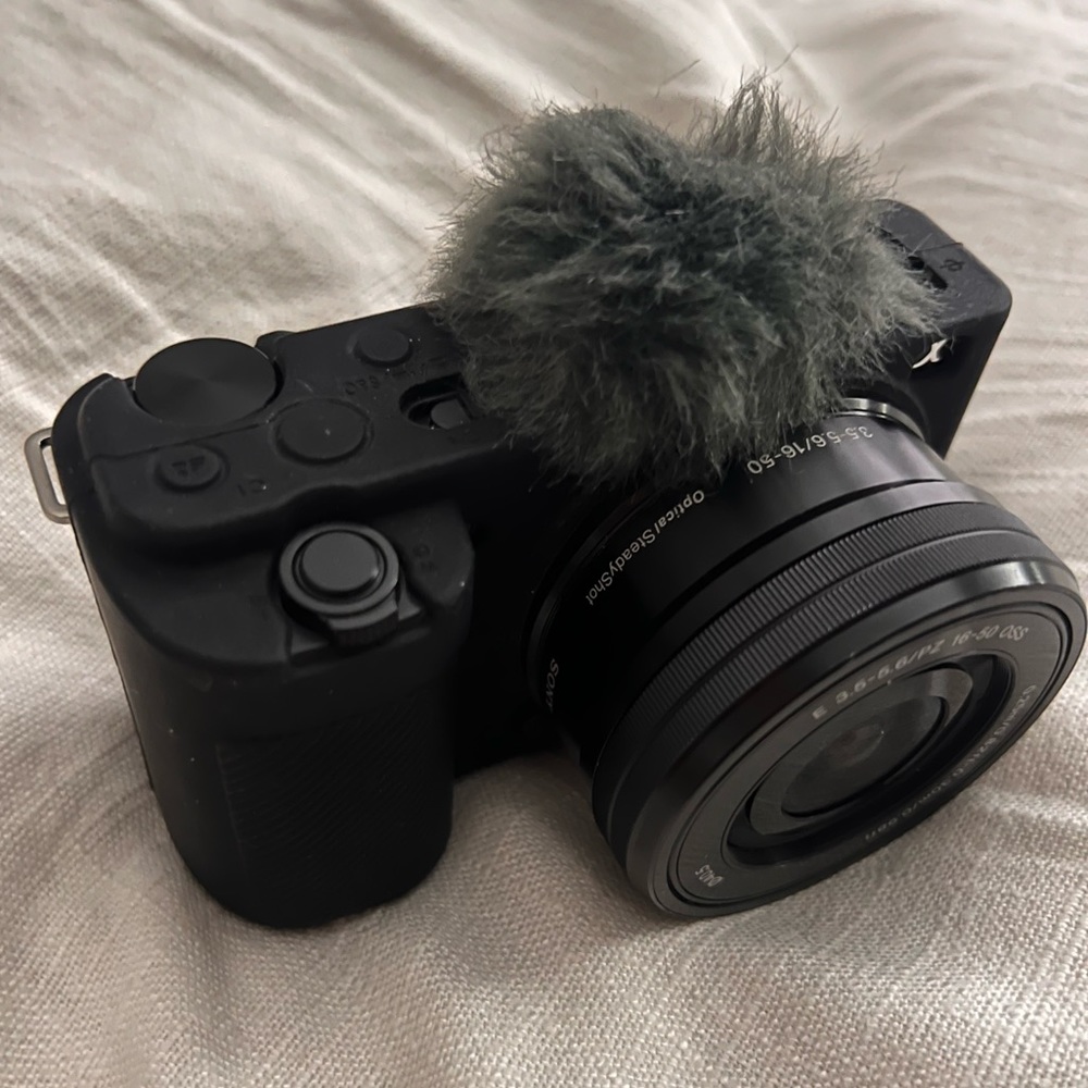 SONY ZV-E10 w/ kit lenses, protective covering, Sony Tripod & 256 GB memory card